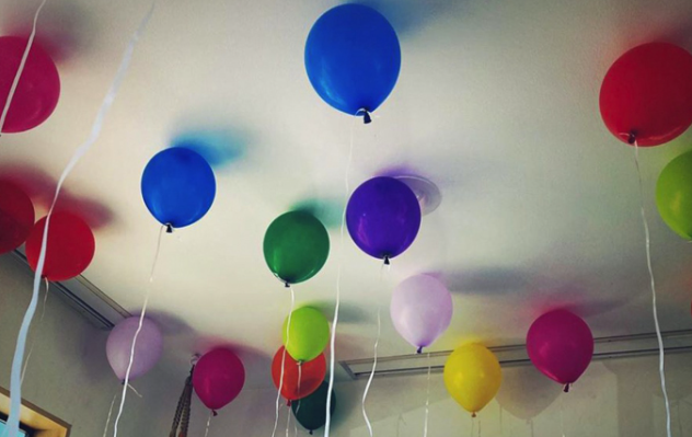 The actor decorated their bedroom with balloons.